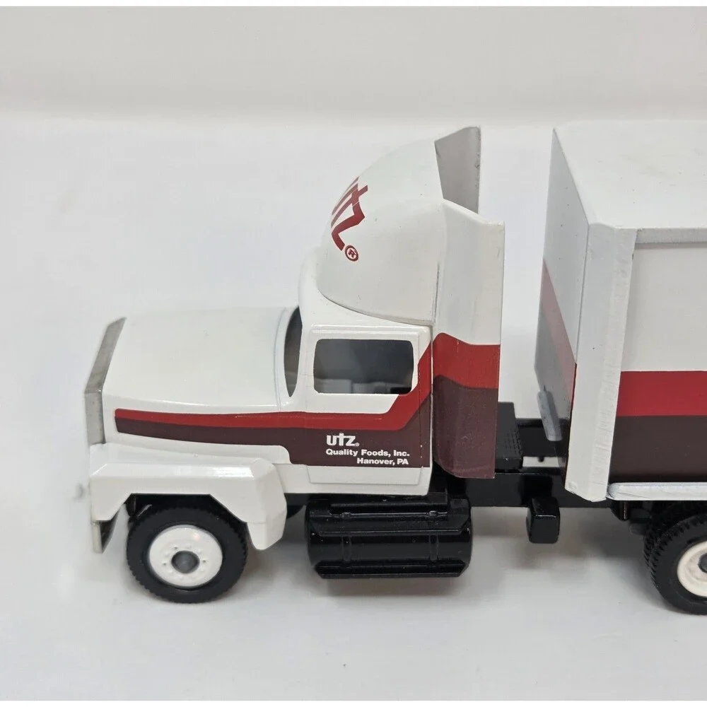 UTZ Quality Foods‎ Promo FORD CL9000 SEMI-TRUCK TRAILER Winross Diecast 10